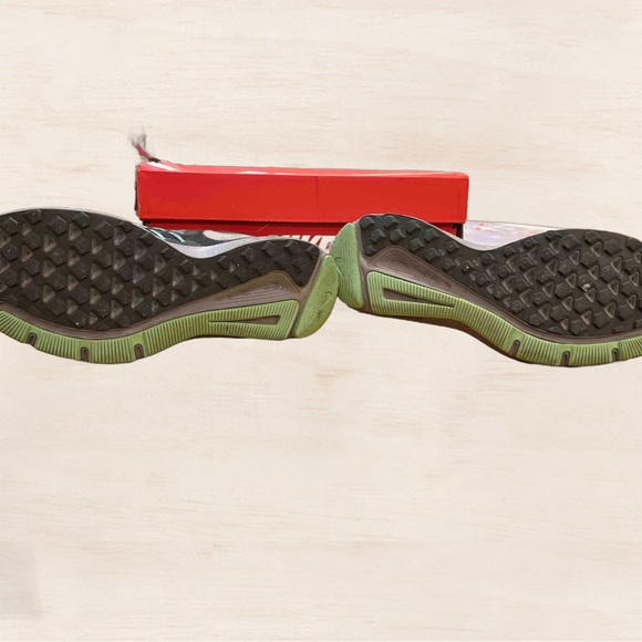 Nike ladies size 8, fitsole running shoe black, gray, and green… gently worn - Picture 4 of 4